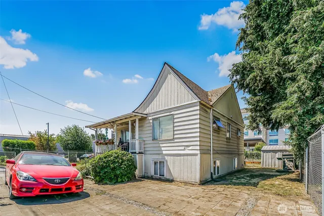 a view of a house with a yard
