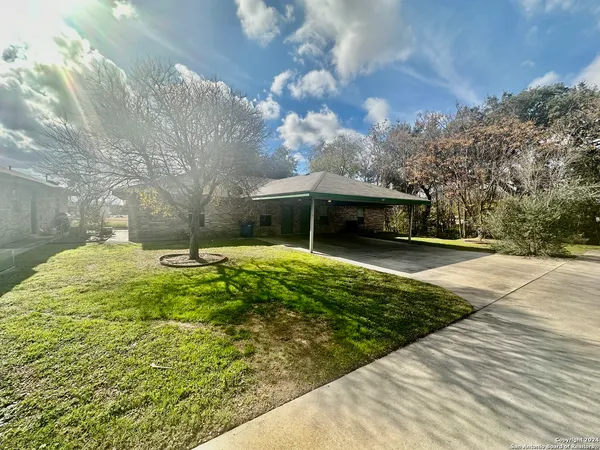 $1,100 | 132 South Mansfield Street, Unit A, Pleasanton, TX 78064