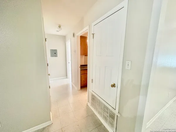 $1,100 | 132 South Mansfield Street, Unit A, Pleasanton, TX 78064