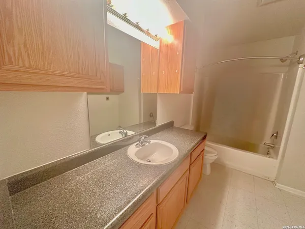 $1,100 | 132 South Mansfield Street, Unit A, Pleasanton, TX 78064