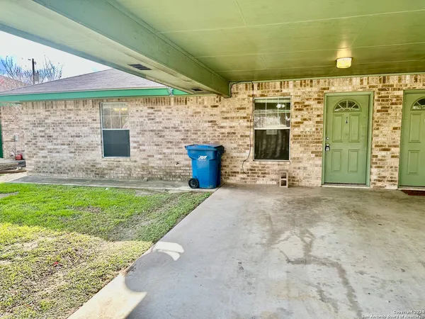 $1,100 | 132 South Mansfield Street, Unit A, Pleasanton, TX 78064