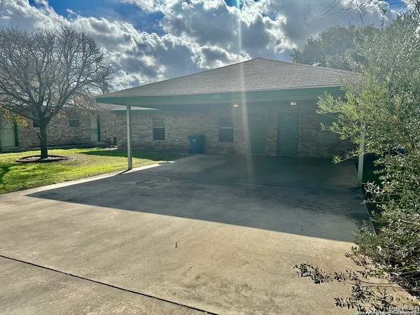 $1,100 | 132 South Mansfield Street, Unit A, Pleasanton, TX 78064