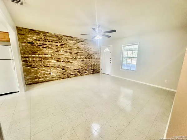 $1,100 | 132 South Mansfield Street, Unit A, Pleasanton, TX 78064