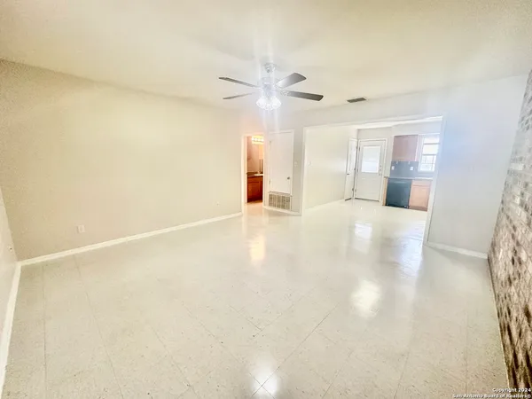 $1,100 | 132 South Mansfield Street, Unit A, Pleasanton, TX 78064