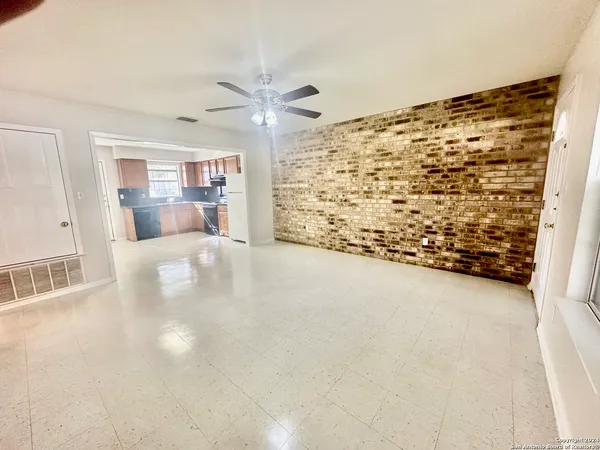 $1,100 | 132 South Mansfield Street, Unit A, Pleasanton, TX 78064