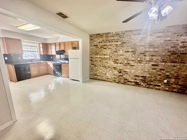 $1,100 | 132 South Mansfield Street, Unit A, Pleasanton, TX 78064