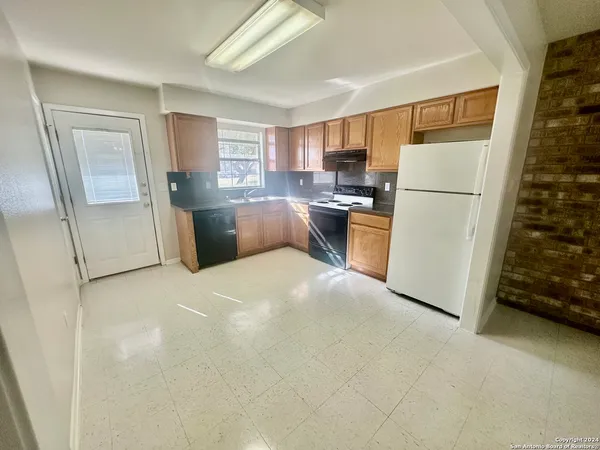 $1,100 | 132 South Mansfield Street, Unit A, Pleasanton, TX 78064