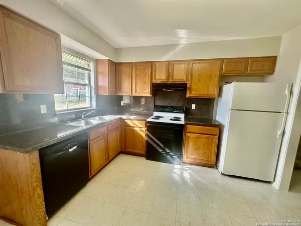 $1,100 | 132 South Mansfield Street, Unit A, Pleasanton, TX 78064