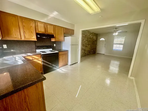 $1,100 | 132 South Mansfield Street, Unit A, Pleasanton, TX 78064