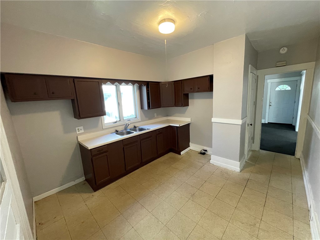 93 Roslyn Street Rochester, NY 14619 - Photo 4 of 25 Gallery Image 4