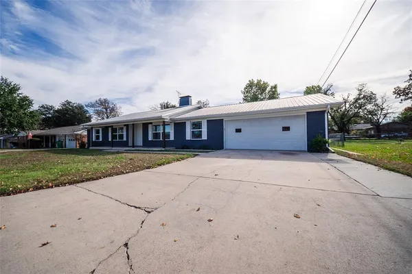 $2,450 | 1911 College Avenue, Gainesville, TX 76240