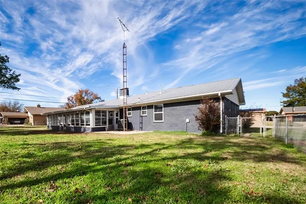 $2,450 | 1911 College Avenue, Gainesville, TX 76240