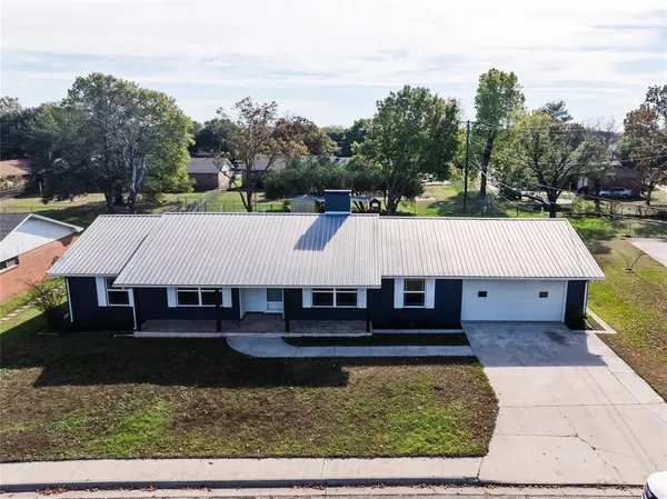 $2,450 | 1911 College Avenue, Gainesville, TX 76240