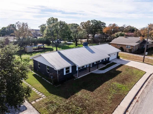 $2,450 | 1911 College Avenue, Gainesville, TX 76240