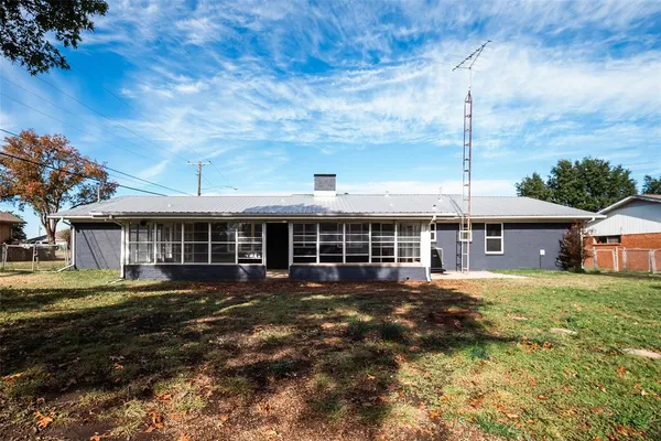 $2,450 | 1911 College Avenue, Gainesville, TX 76240