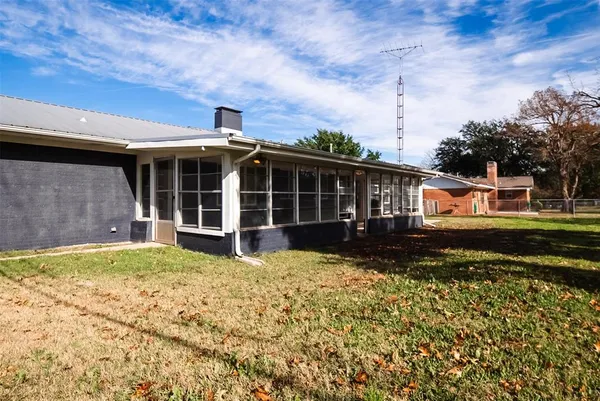 $2,450 | 1911 College Avenue, Gainesville, TX 76240