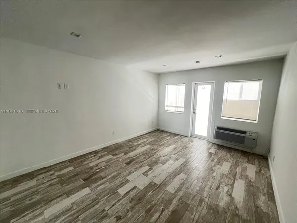 $1,700 | 220 Collins Avenue, Unit 3A, Miami Beach, FL 33139