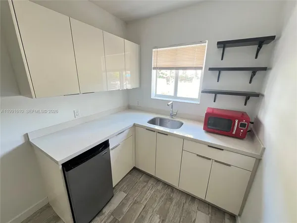 $1,700 | 220 Collins Avenue, Unit 3A, Miami Beach, FL 33139