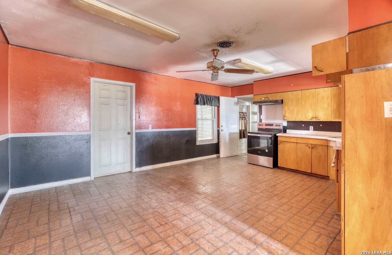 541 North 4th Uvalde, TX 78801 - Photo 5 of 16 Gallery Image 5