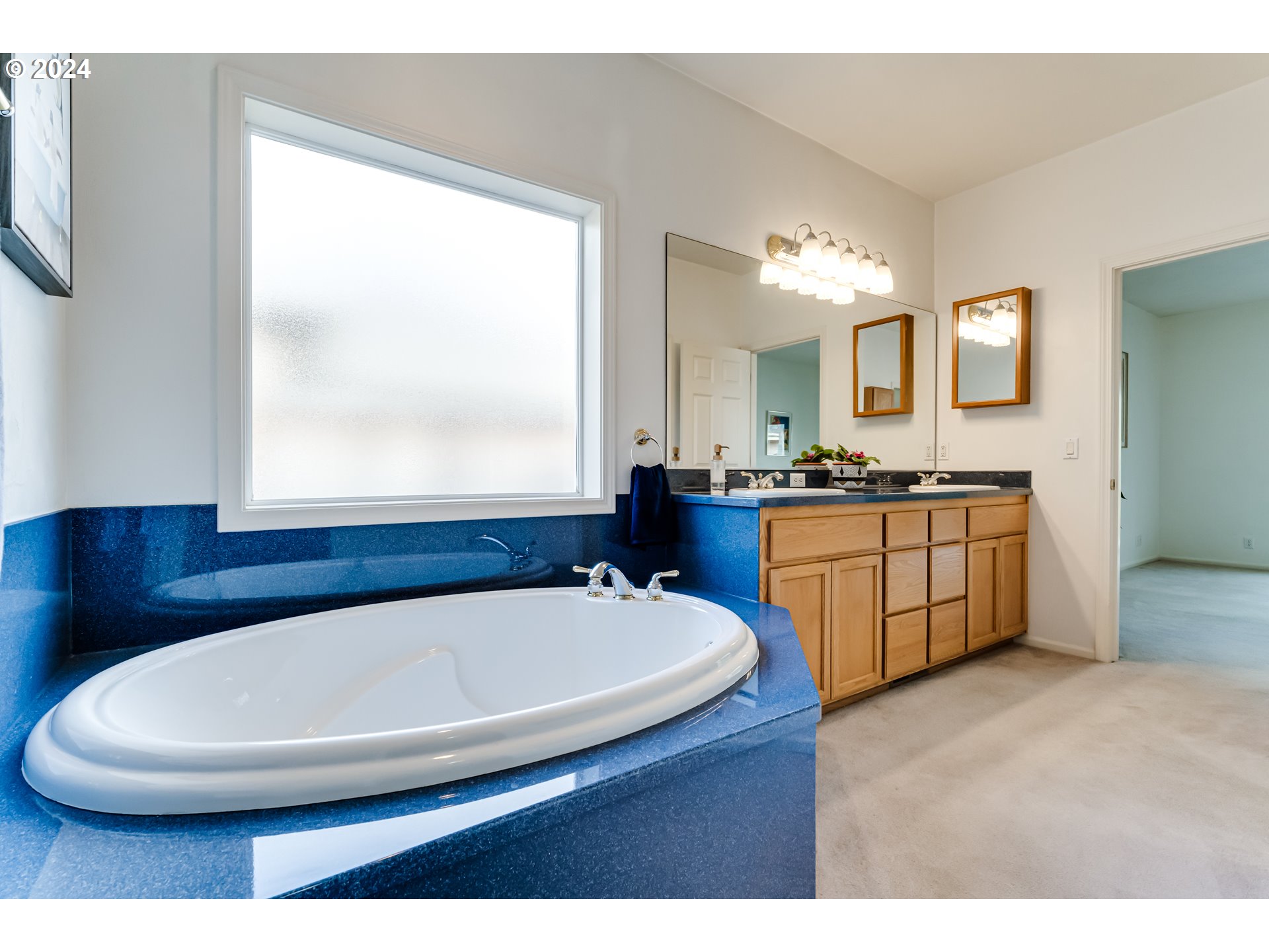 936 Old Orchard Lane Springfield, OR 97477 - Photo 11 of 35 a bathroom with a sink a large mirror and a bathtub