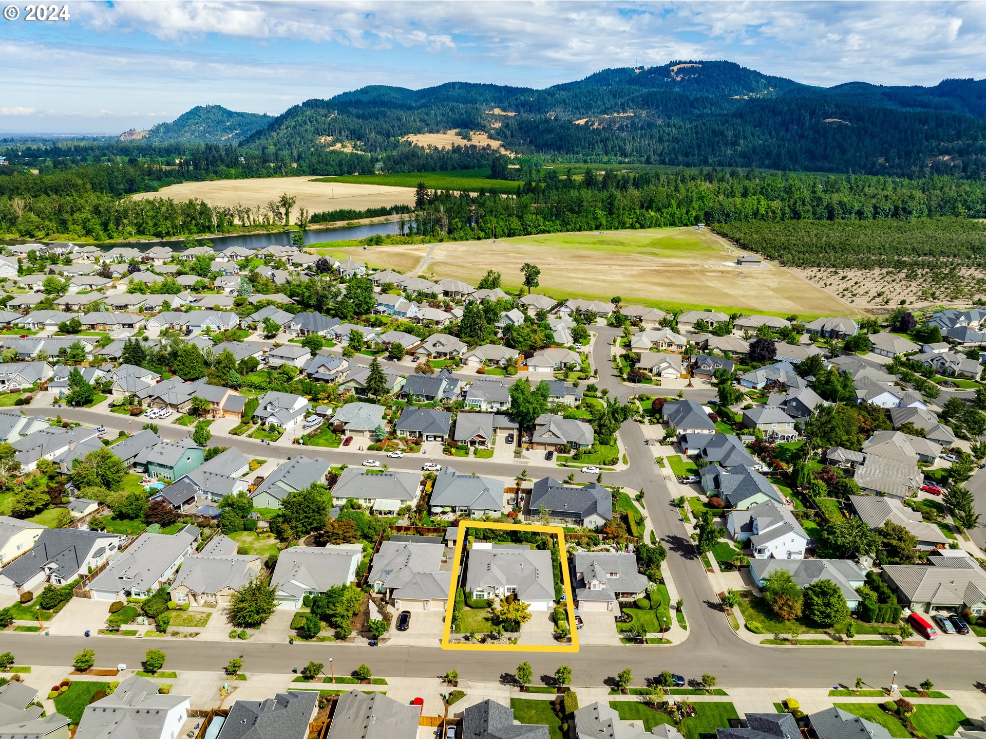 936 Old Orchard Lane Springfield, OR 97477 - Photo 30 of 35 a view of an outdoor space and mountain view