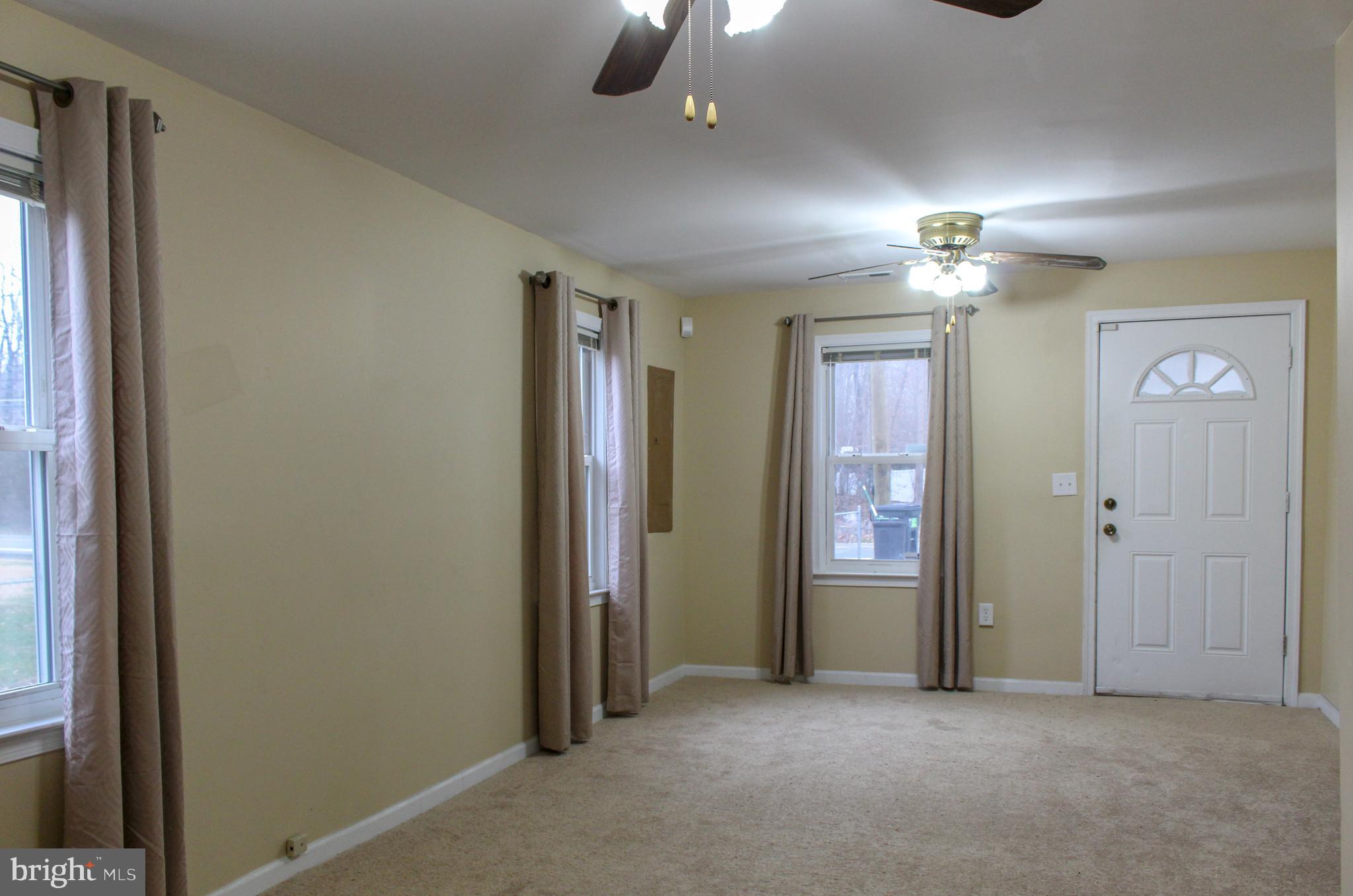 10801 Tippett Road Clinton, MD 20735 - Photo 3 of 17 Living Room