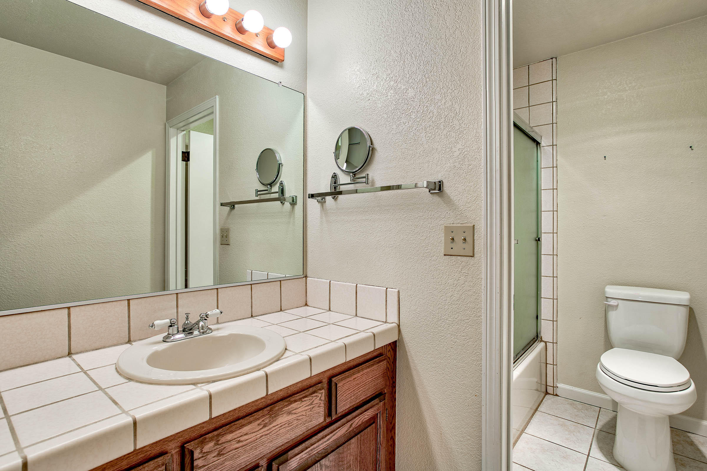 466 Ridgecrest Trail, Unit 237 Redding, CA 96003 - Photo 13 of 22 Master bath