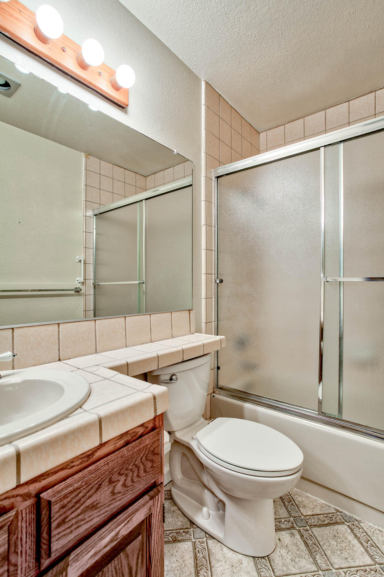 466 Ridgecrest Trail, Unit 237 Redding, CA 96003 - Photo 17 of 22 Hall bath
