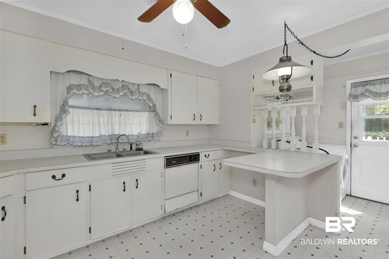 5839 Nevius Road Mobile, AL 36619 - Photo 8 of 28 Breakfast Bar