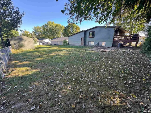 a view of a house with backyard
