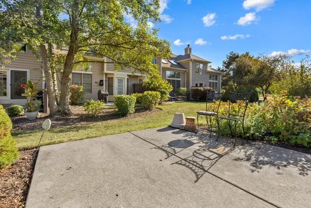 $400,000 | 3701 King Charles Lane, St. Charles, IL 60174