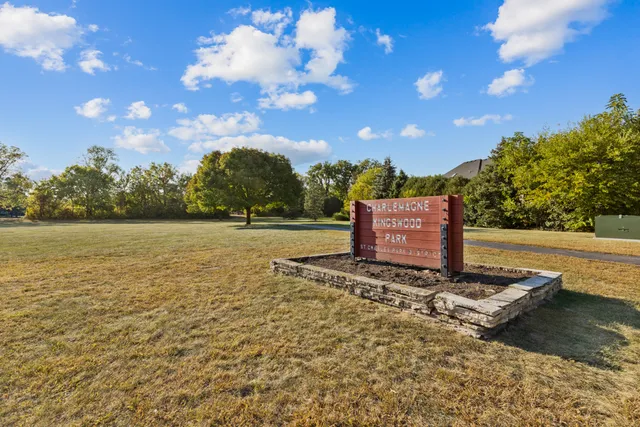 $400,000 | 3701 King Charles Lane, St. Charles, IL 60174