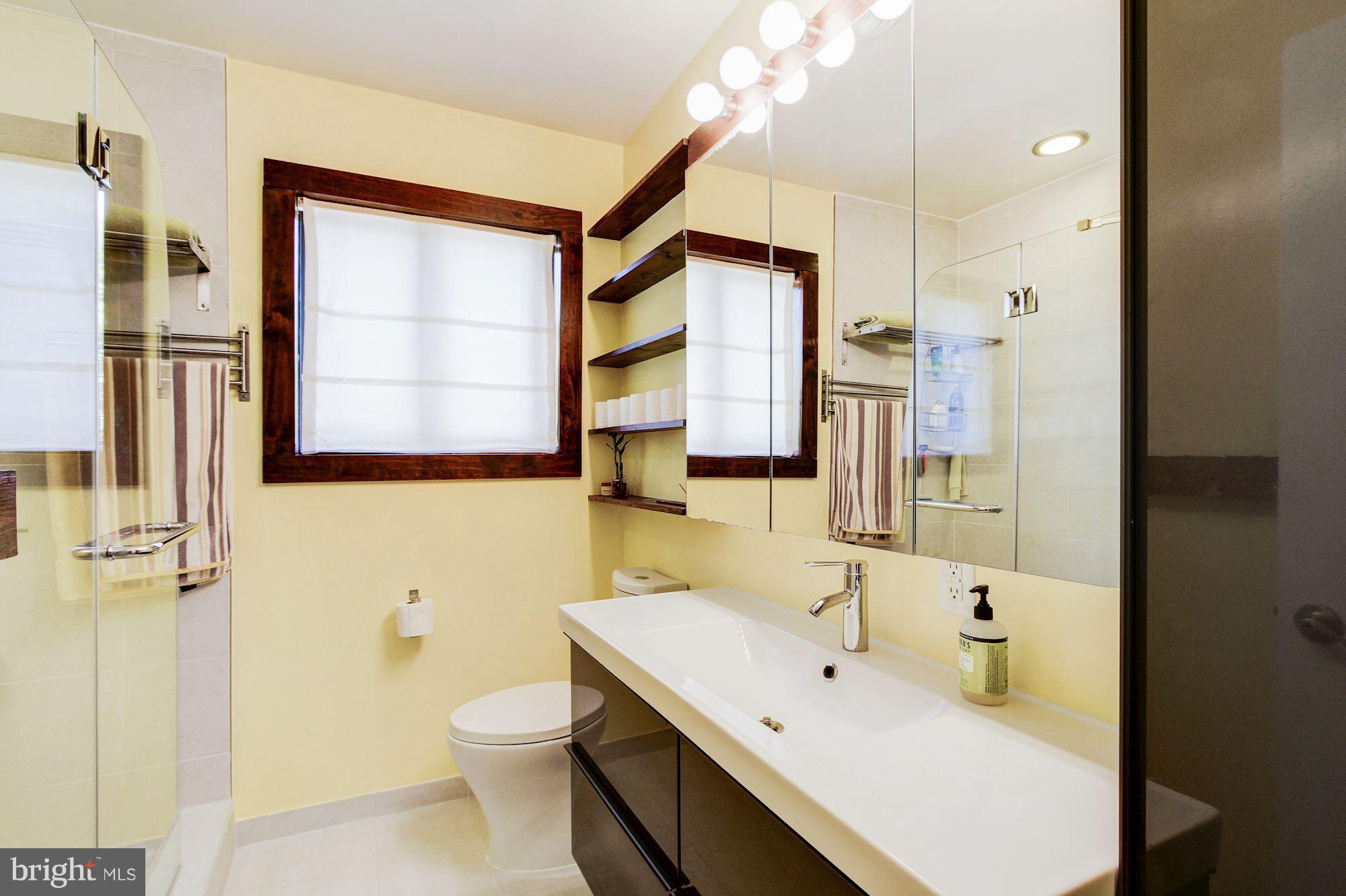207 Skyhill Road, Unit 10 Alexandria, VA 22314 - Photo 18 of 25 Bath