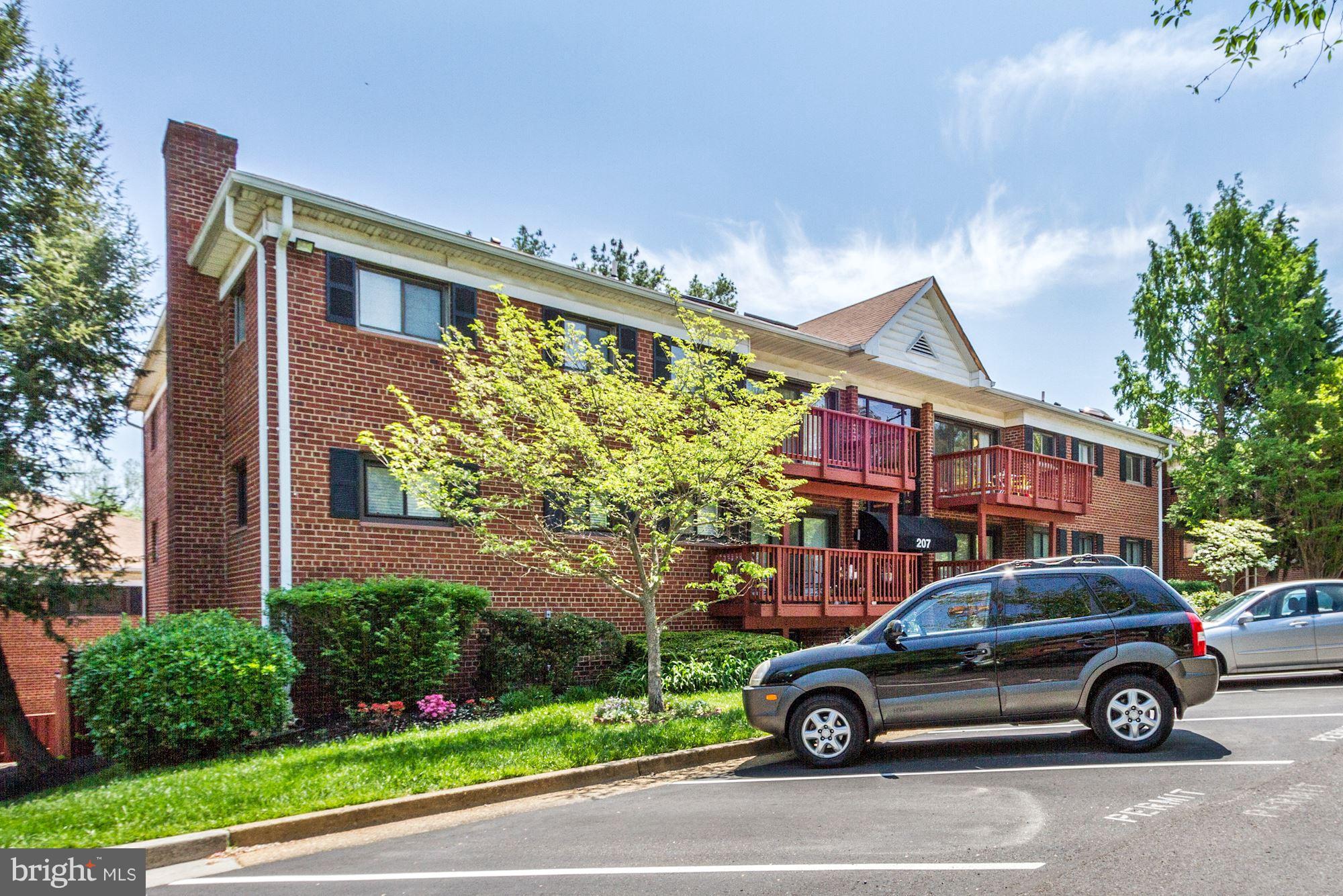 207 Skyhill Road, Unit 10 Alexandria, VA 22314 - Photo 23 of 25 Exterior (Rear)