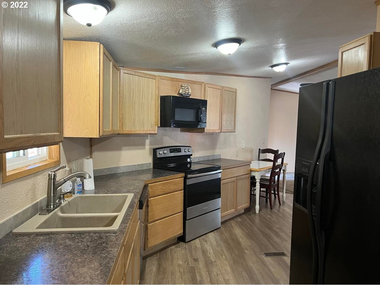 1998 McDonald Court Springfield, OR 97477 - Photo 4 of 19 a kitchen with granite countertop a sink appliances and cabinets