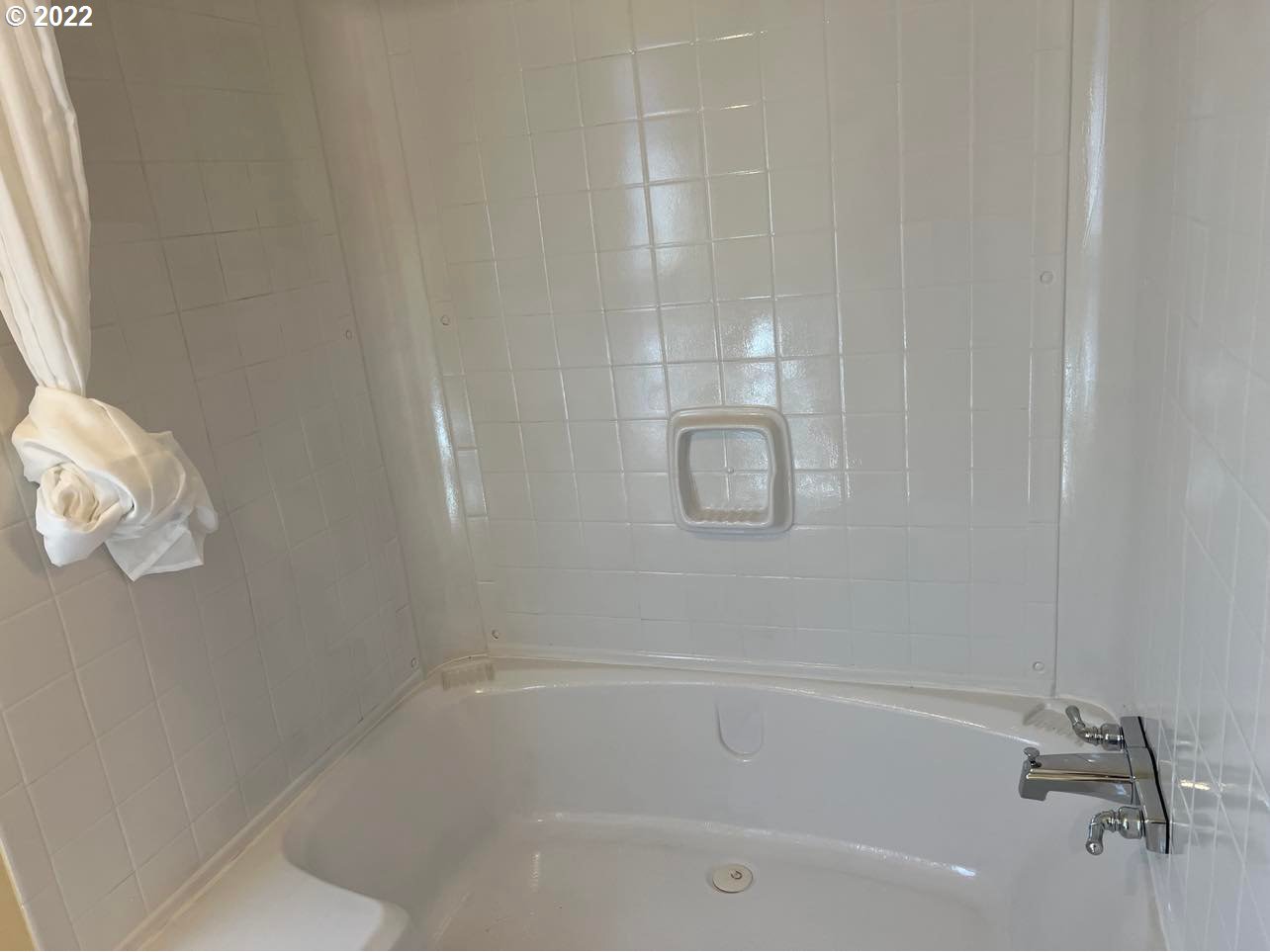 1998 McDonald Court Springfield, OR 97477 - Photo 10 of 19 a close up of a bathtub