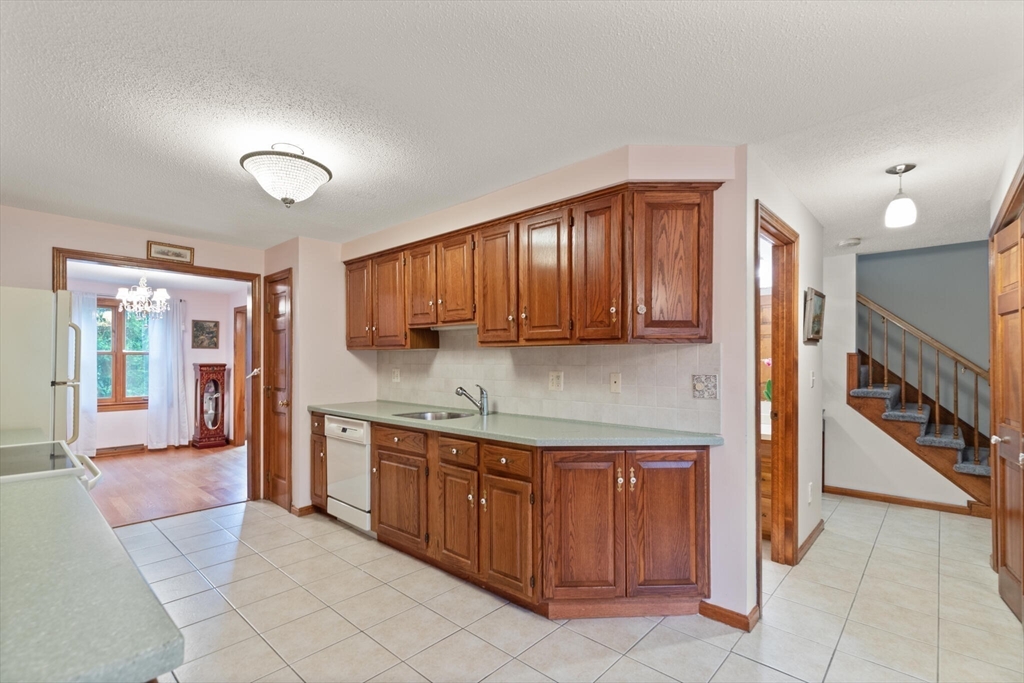 115 Village Post Road, Unit 115 Danvers, MA 01923 - Photo 14 of 36 a kitchen with a cabinets and counter space