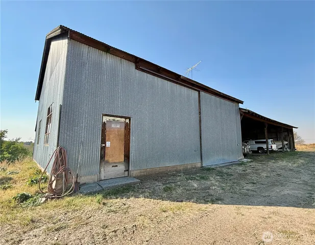 a view of a house with backyard