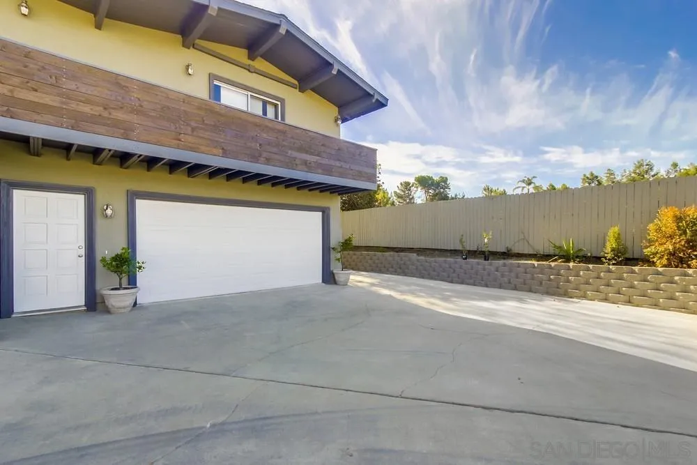 426 Phillips Way Vista, CA 92083 - Photo 4 of 74