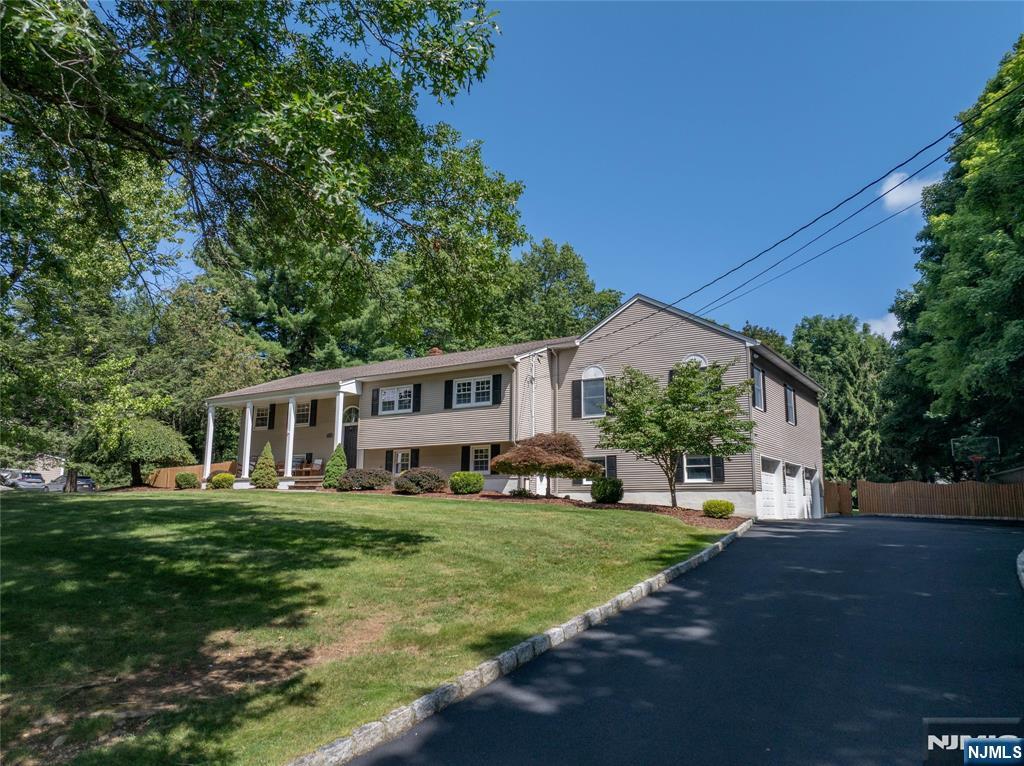 19 Robin Road Mahwah, NJ 07430 - Photo 3 of 43 Gallery Image 3