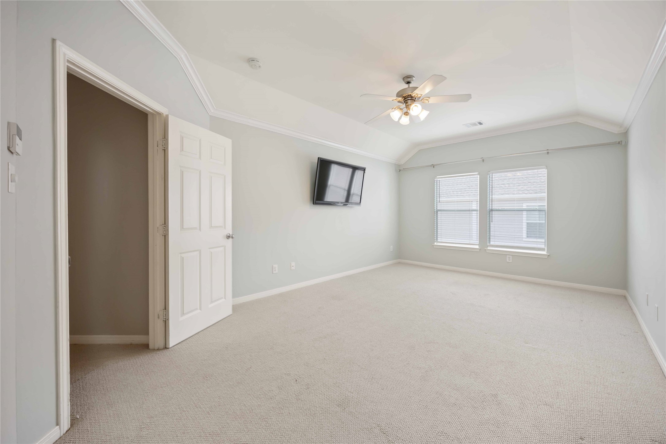 2909 West Dallas Street Houston, TX 77019 - Photo 29 of 39 a view of an empty room with a window