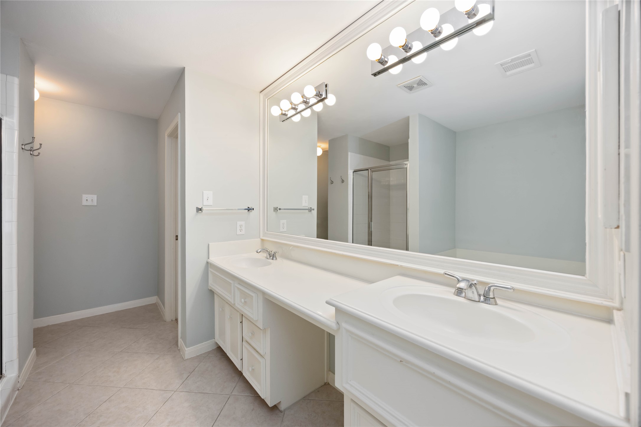 2909 West Dallas Street Houston, TX 77019 - Photo 32 of 39 a bathroom with a sink and a mirror