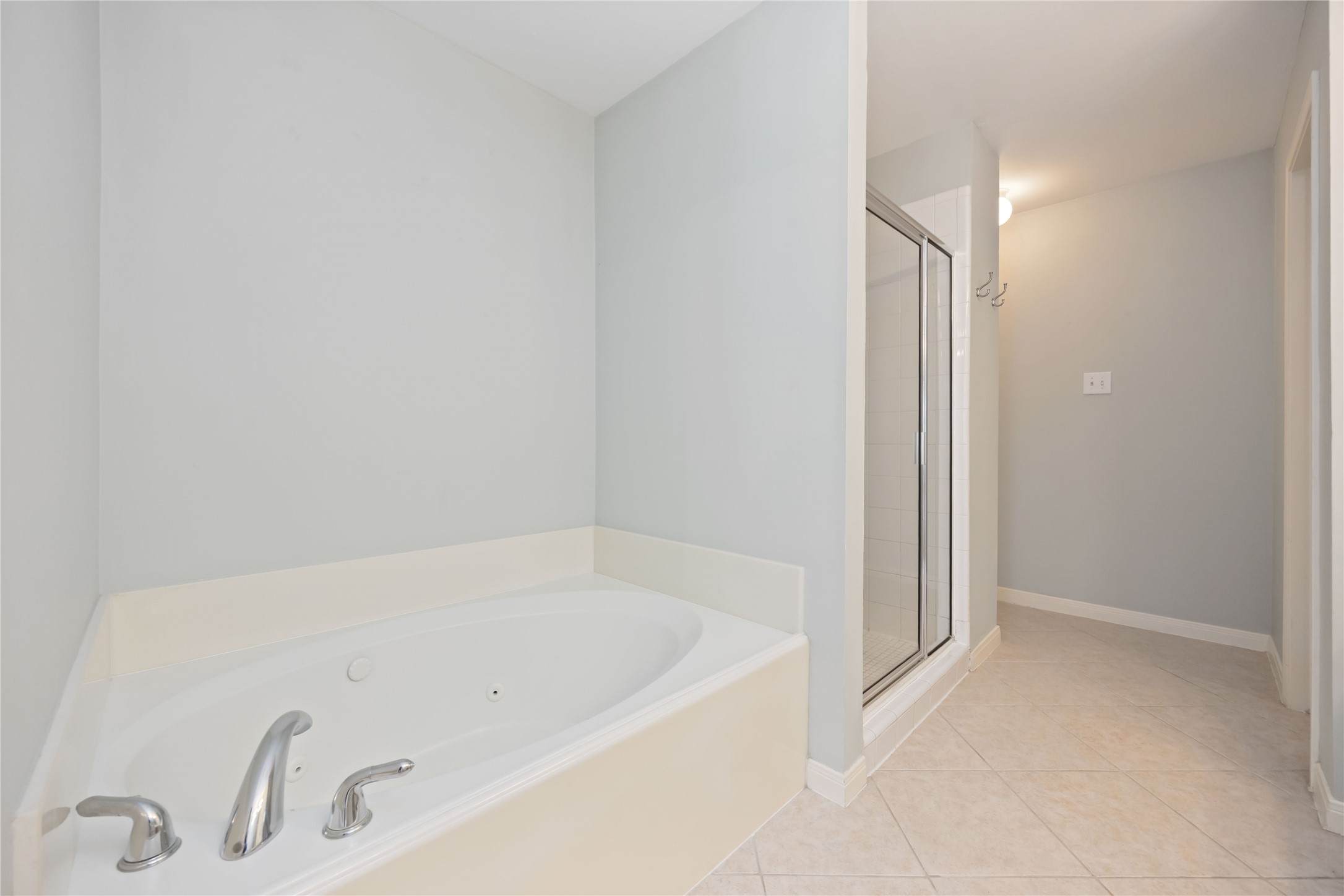 2909 West Dallas Street Houston, TX 77019 - Photo 33 of 39 a bathroom with a tub and shower