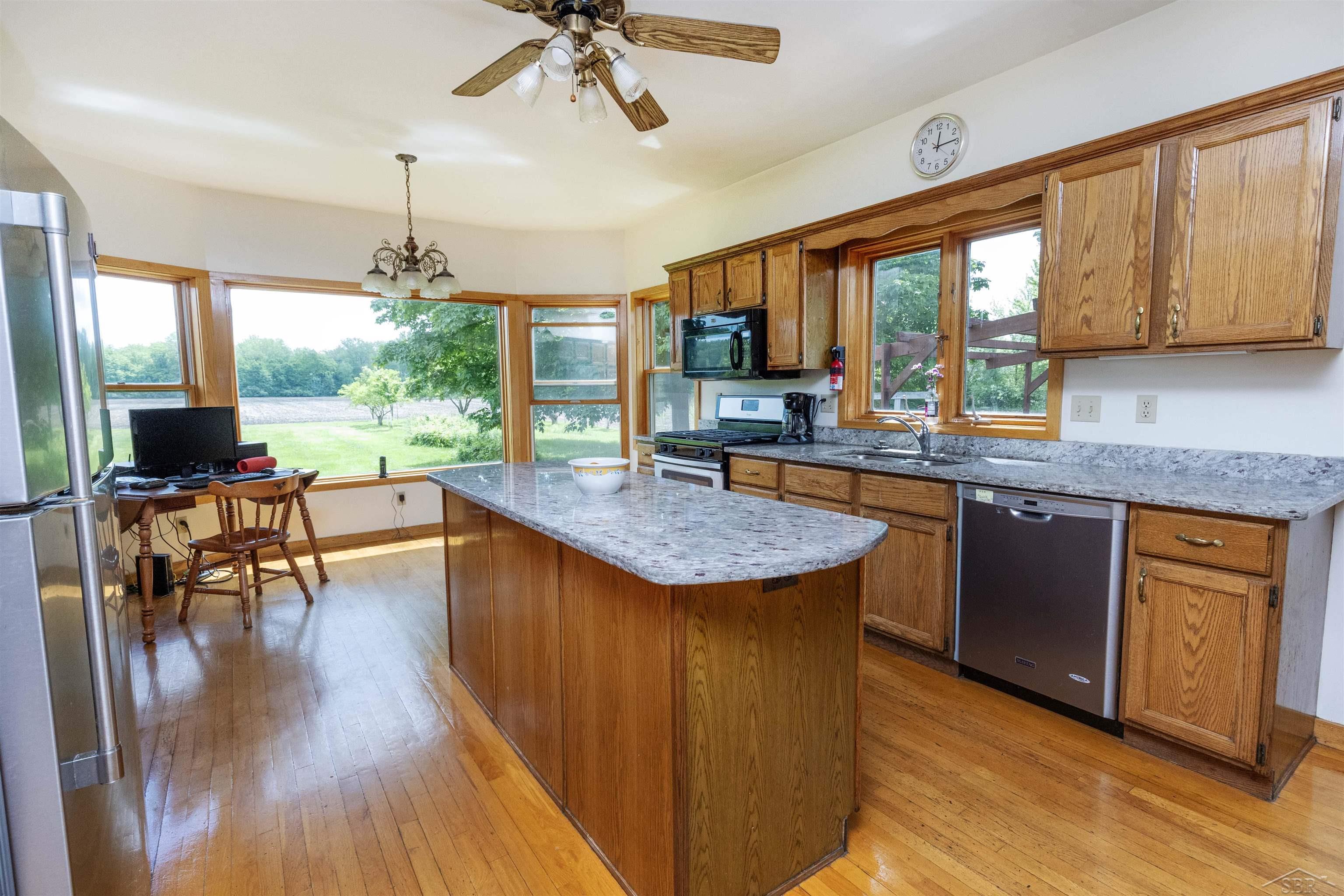 3662 Hackett Road Saginaw, MI 48603 - Photo 25 of 61 Kitchen w/ Center Island