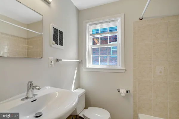 $2,350 | 1553 19th Street North, Unit 2, Arlington, VA 22209