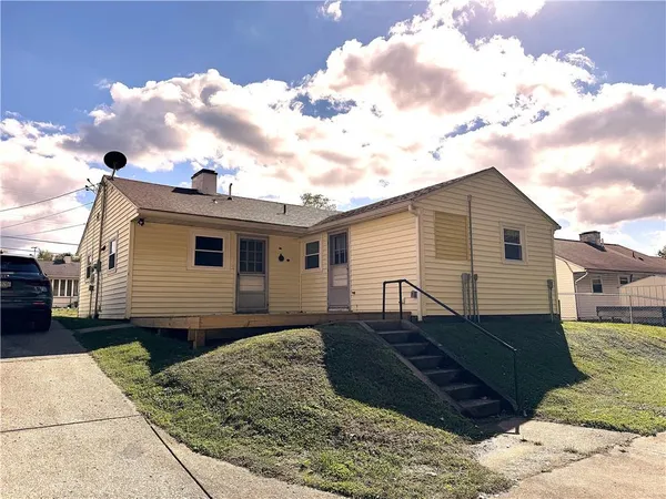 a view of a house with a yard