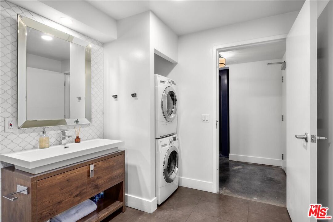 120 South Hewitt Street, Unit 6 Los Angeles, CA 90012 - Photo 20 of 48 a utility room with dryer and washer