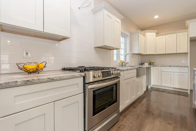 $779,900 | 2 Stratton Farms Road, Suffield, CT 06093