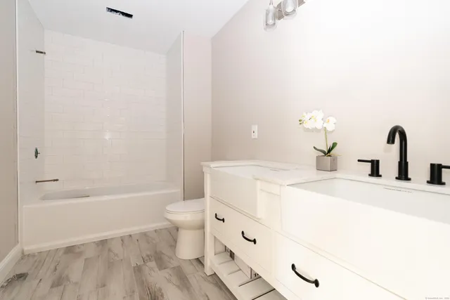 $779,900 | 2 Stratton Farms Road, Suffield, CT 06093