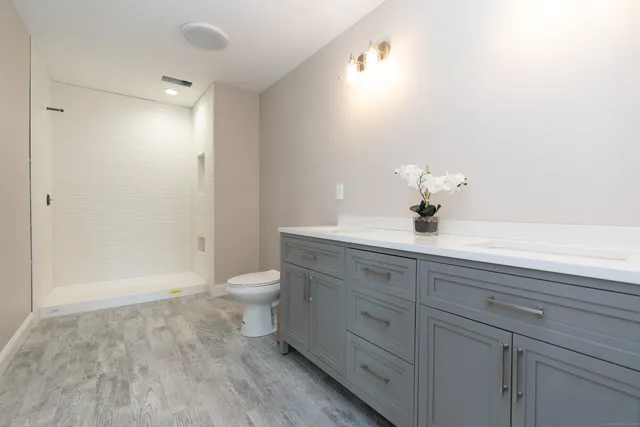 $779,900 | 2 Stratton Farms Road, Suffield, CT 06093